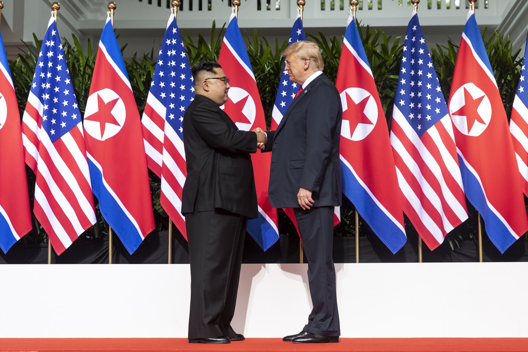Kim_and_Trump_shaking_hands_at_the_red_carpet_during_the_DPRK–USA_Singapore_Summit.jpg