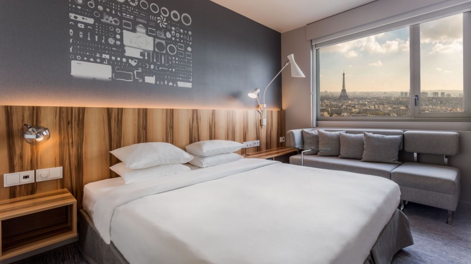Hyatt-Regency-Paris-Etoile-P326-Deluxe-Room-Eiffel-Tower-View.adapt.16x9.1920.1080.jpg