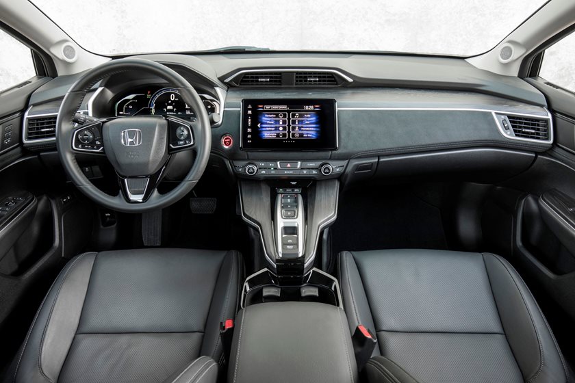 2021-honda-clarity-plug-in-hybrid-dashboard-carbuzz-425026.jpg